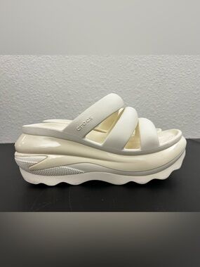 CROCS Mega Crush Triple Strap Sandal IN CHALK COLORWAY SLIP ON M6/W8